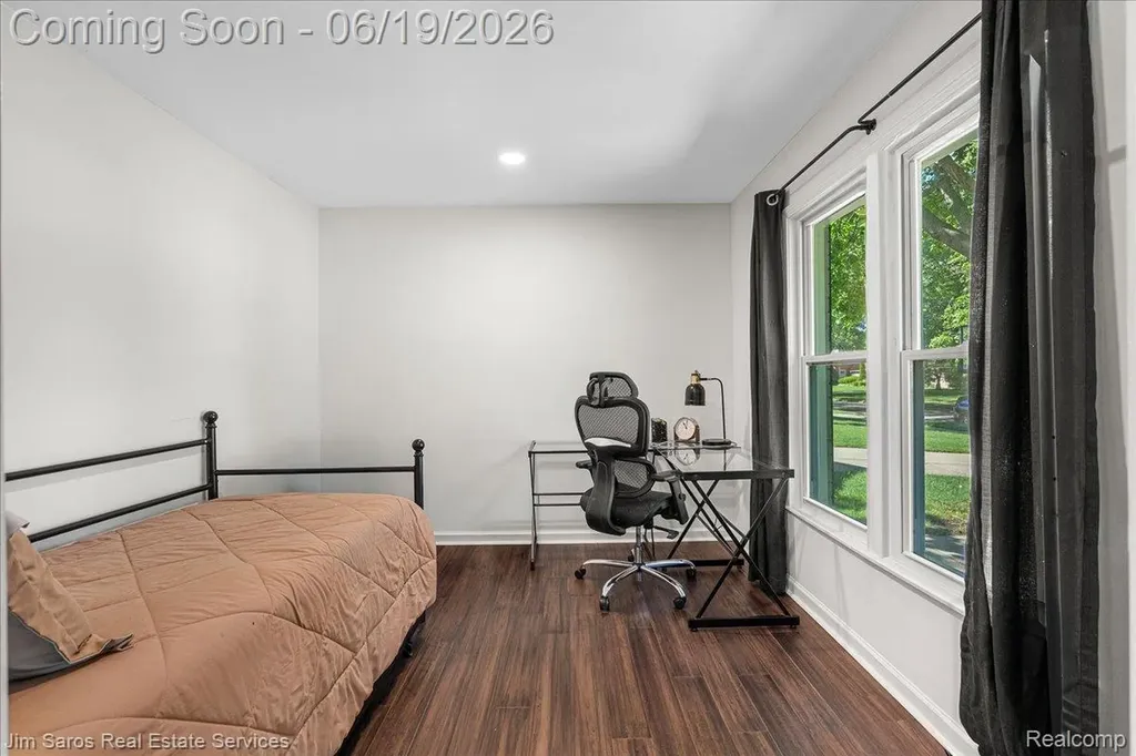 615 Lakepointe Street Grosse Pointe Park City MI 48230