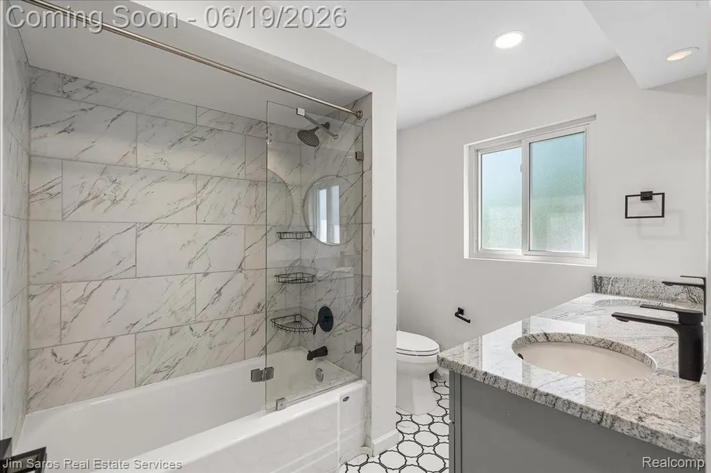 615 Lakepointe Street Grosse Pointe Park City MI 48230
