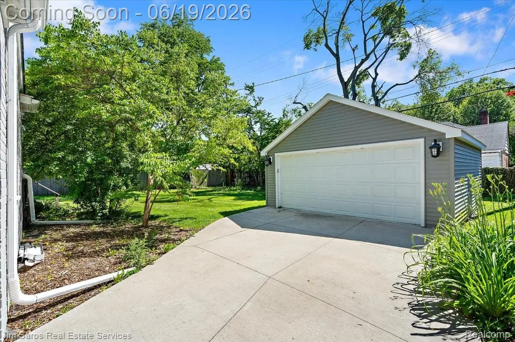 615 Lakepointe Street Grosse Pointe Park City MI 48230
