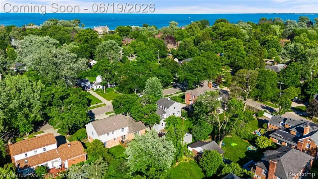 615 Lakepointe Street Grosse Pointe Park City MI 48230