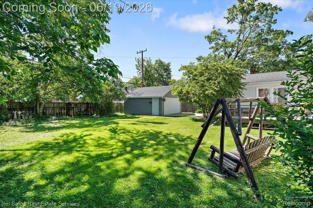 615 Lakepointe Street Grosse Pointe Park City MI 48230