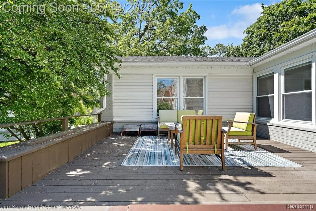 615 Lakepointe Street Grosse Pointe Park City MI 48230