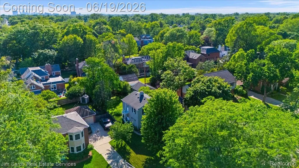 615 Lakepointe Street Grosse Pointe Park City MI 48230