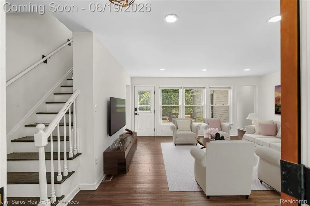 615 Lakepointe Street Grosse Pointe Park City MI 48230