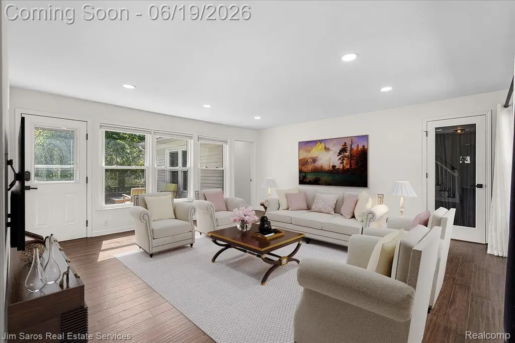 615 Lakepointe Street Grosse Pointe Park City MI 48230