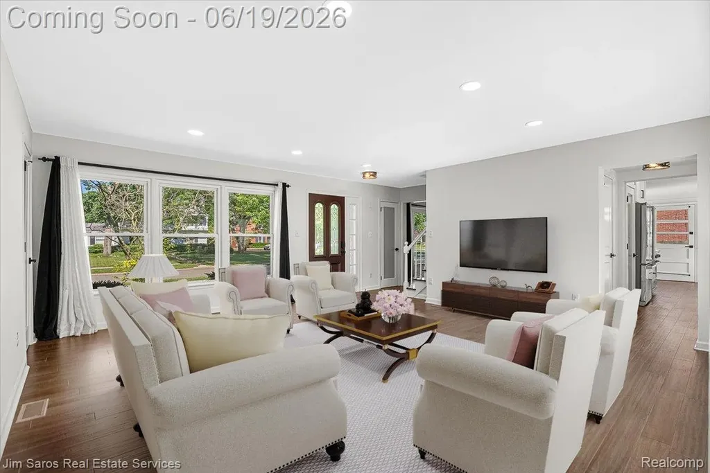 615 Lakepointe Street Grosse Pointe Park City MI 48230