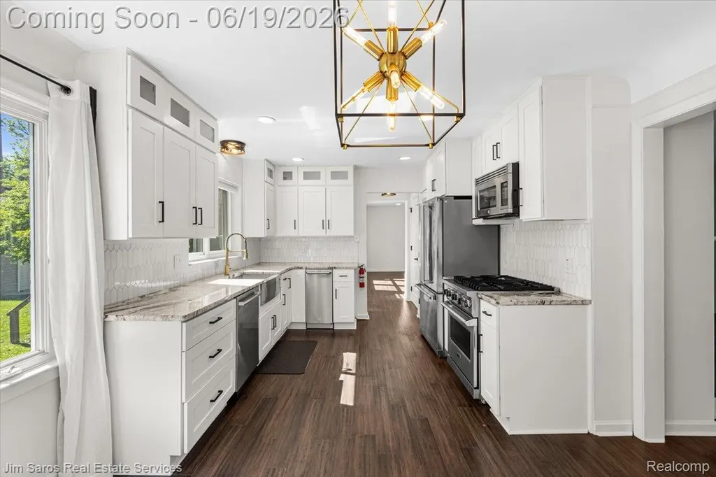 615 Lakepointe Street Grosse Pointe Park City MI 48230