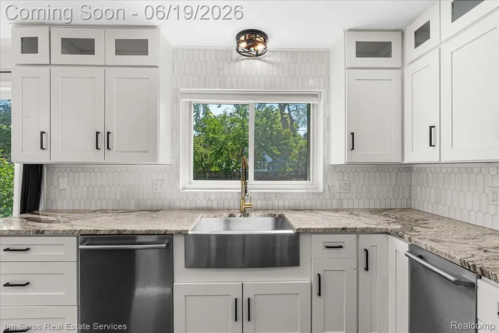 615 Lakepointe Street Grosse Pointe Park City MI 48230
