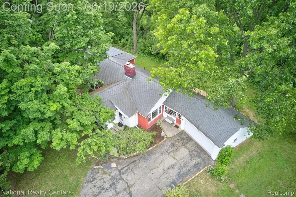 360 Woodland Drive Lyon Charter Township MI 48178