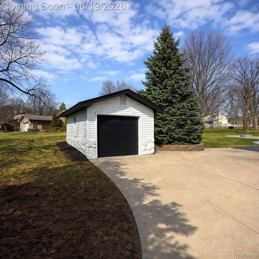 7275 Old Coach Trail Washington Township MI 48094