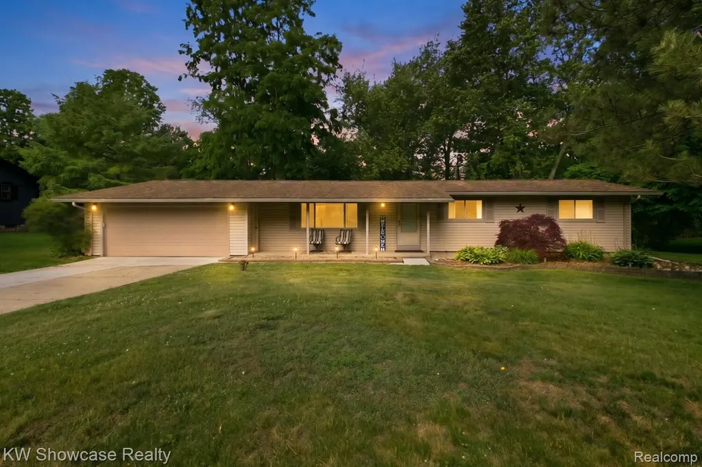 1659 Lockwood Highland Charter Township MI 48356