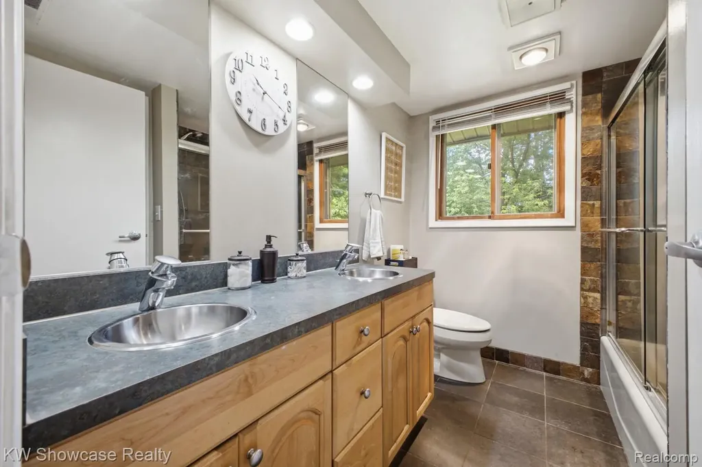 1659 Lockwood Highland Charter Township MI 48356