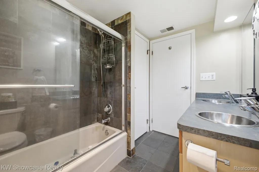 1659 Lockwood Highland Charter Township MI 48356