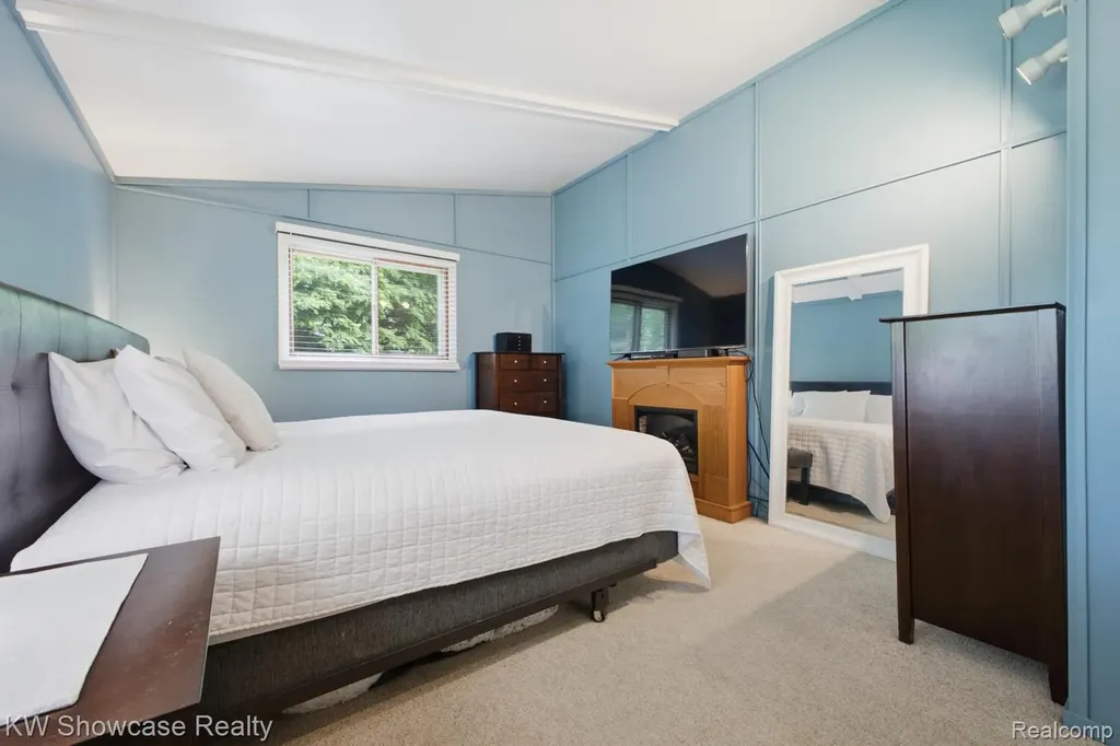 1659 Lockwood Highland Charter Township MI 48356