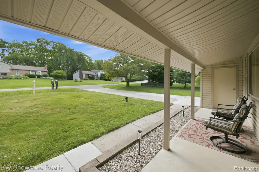 1659 Lockwood Highland Charter Township MI 48356