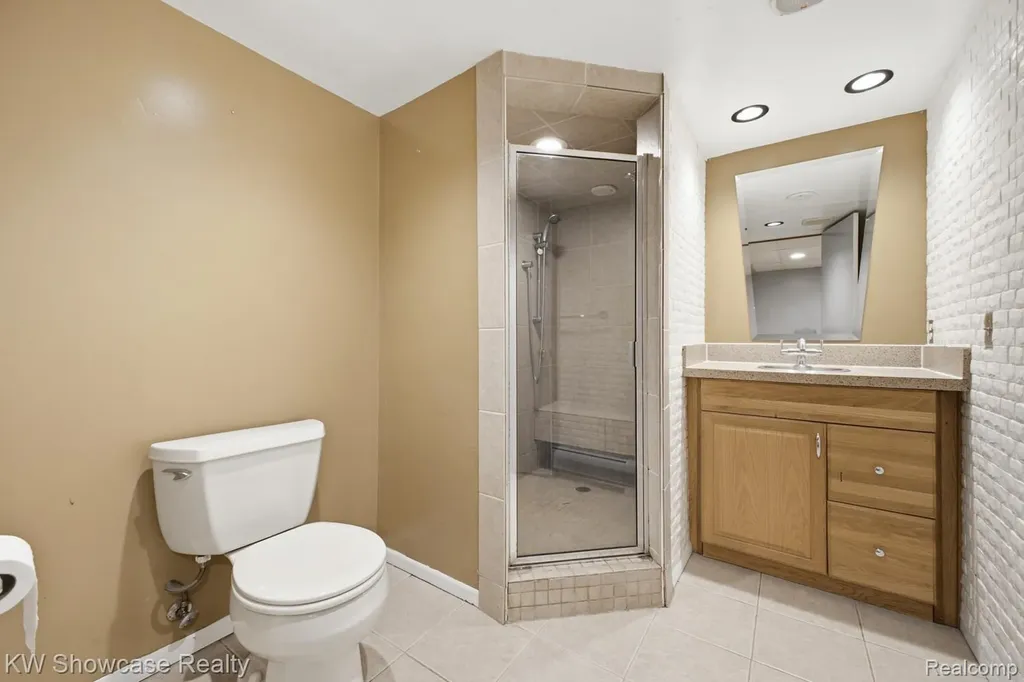 1659 Lockwood Highland Charter Township MI 48356
