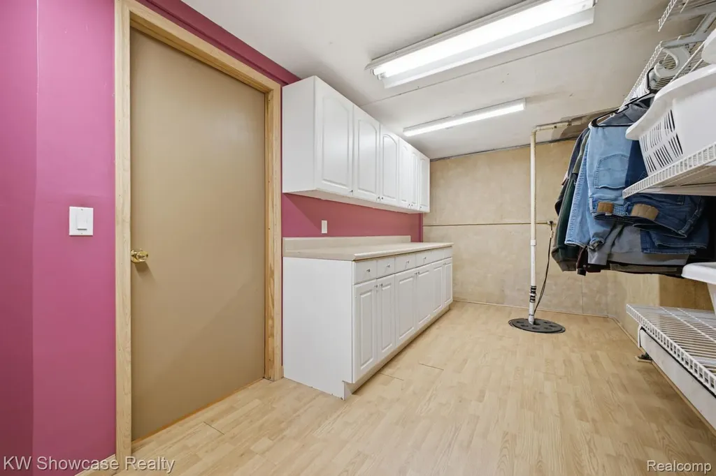 1659 Lockwood Highland Charter Township MI 48356