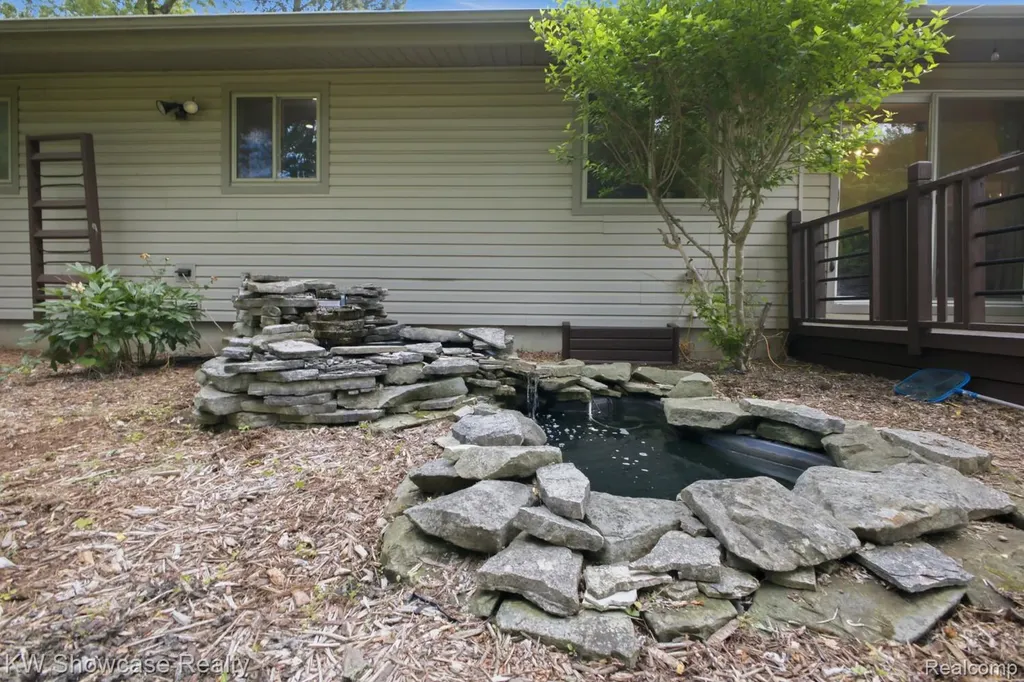 1659 Lockwood Highland Charter Township MI 48356