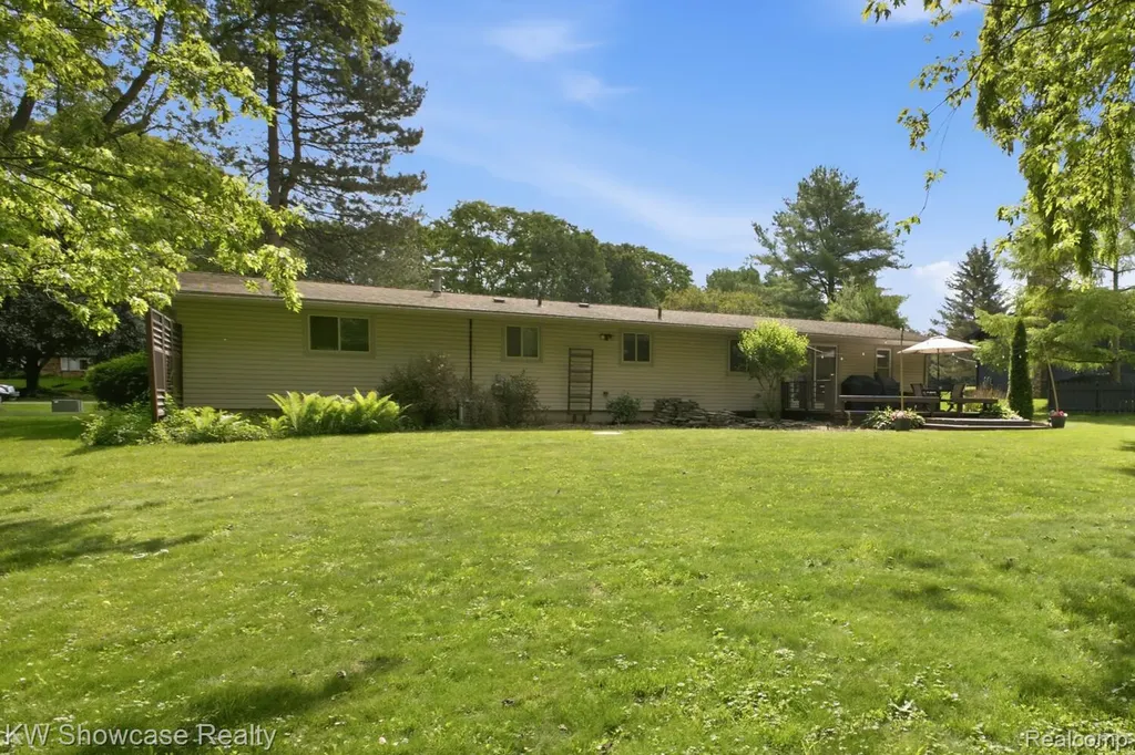 1659 Lockwood Highland Charter Township MI 48356