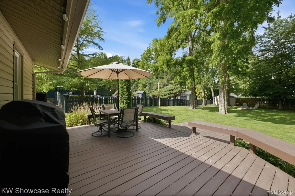 1659 Lockwood Highland Charter Township MI 48356
