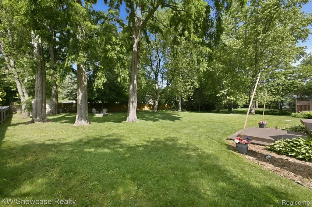 1659 Lockwood Highland Charter Township MI 48356