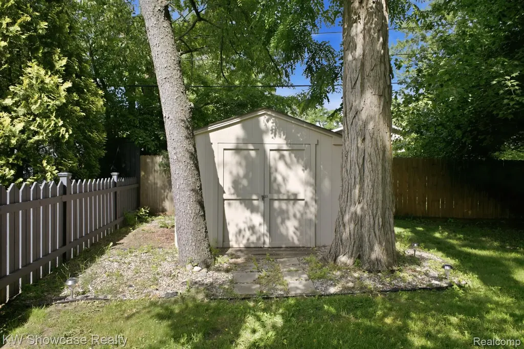 1659 Lockwood Highland Charter Township MI 48356