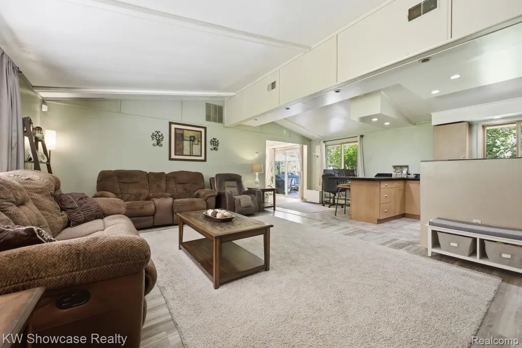 1659 Lockwood Highland Charter Township MI 48356
