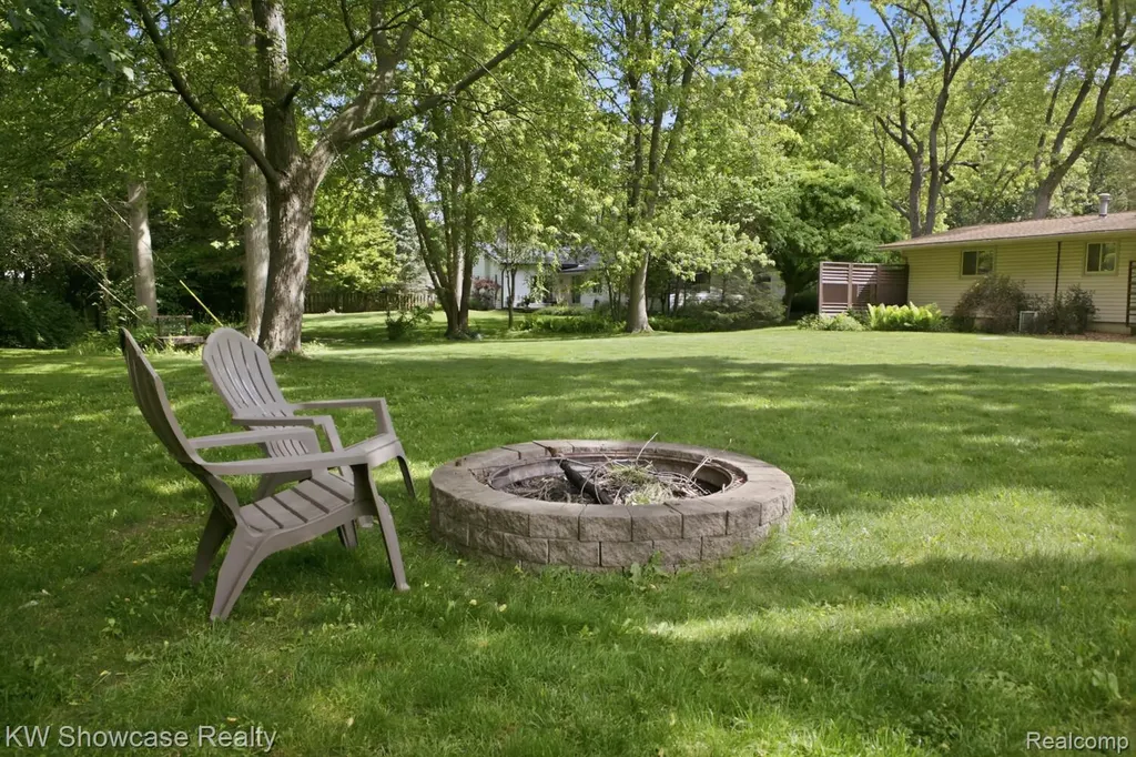 1659 Lockwood Highland Charter Township MI 48356