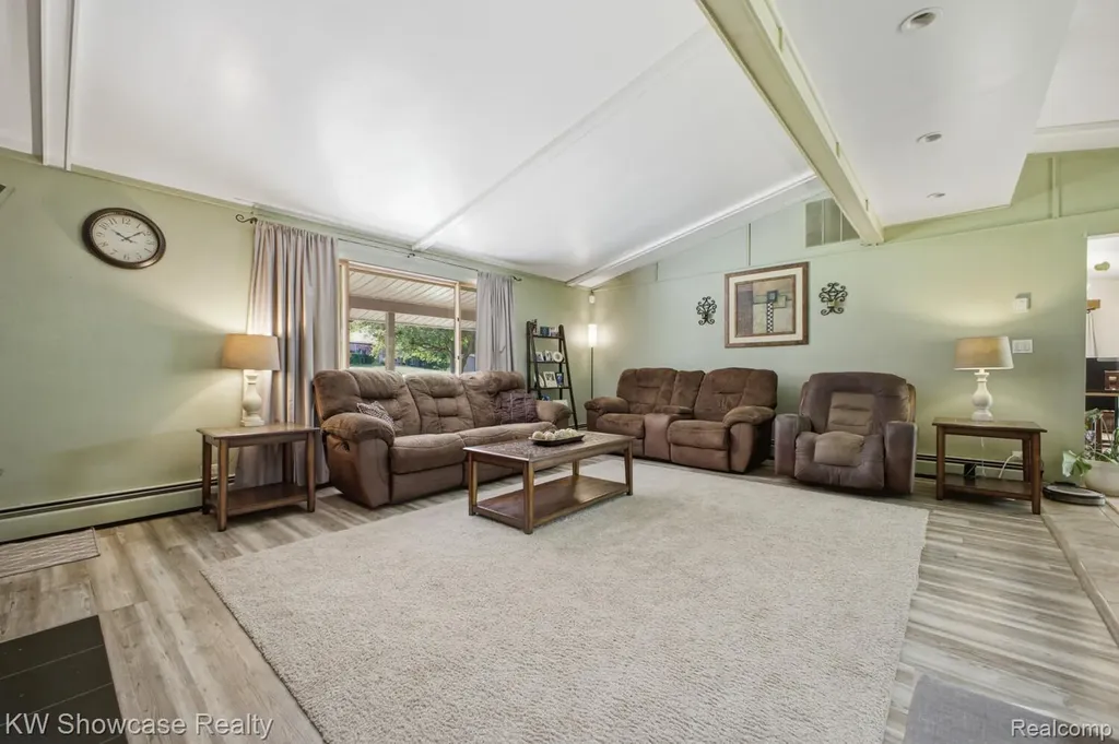 1659 Lockwood Highland Charter Township MI 48356