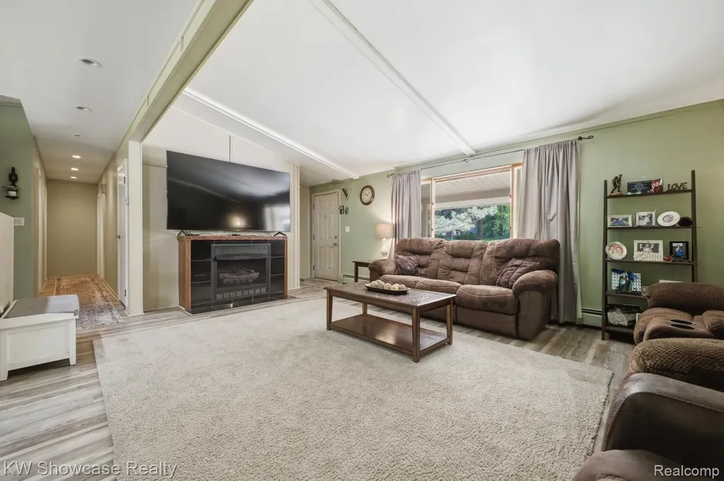 1659 Lockwood Highland Charter Township MI 48356