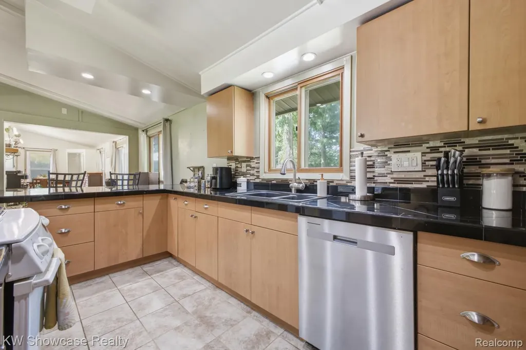 1659 Lockwood Highland Charter Township MI 48356