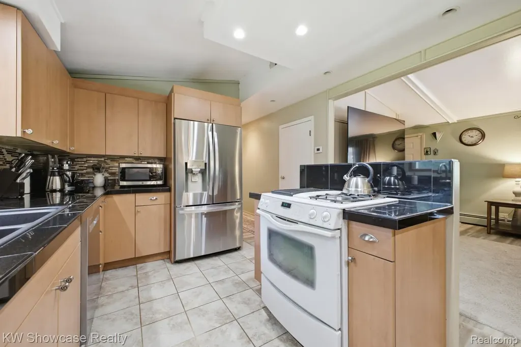 1659 Lockwood Highland Charter Township MI 48356
