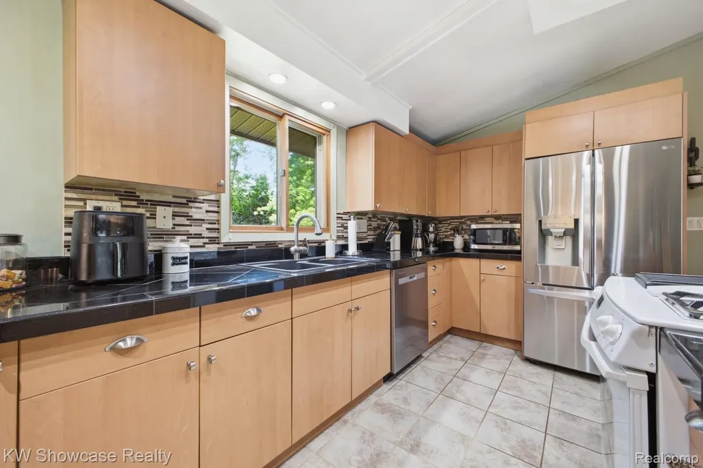 1659 Lockwood Highland Charter Township MI 48356