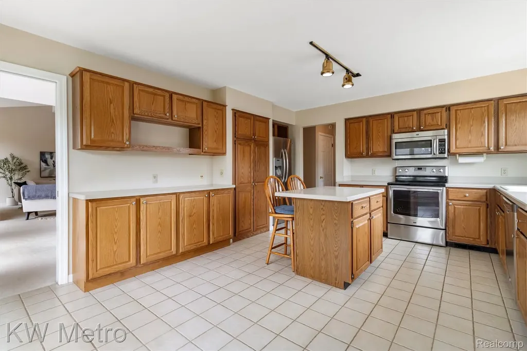 34721 Pembroke Avenue Livonia City MI 48152