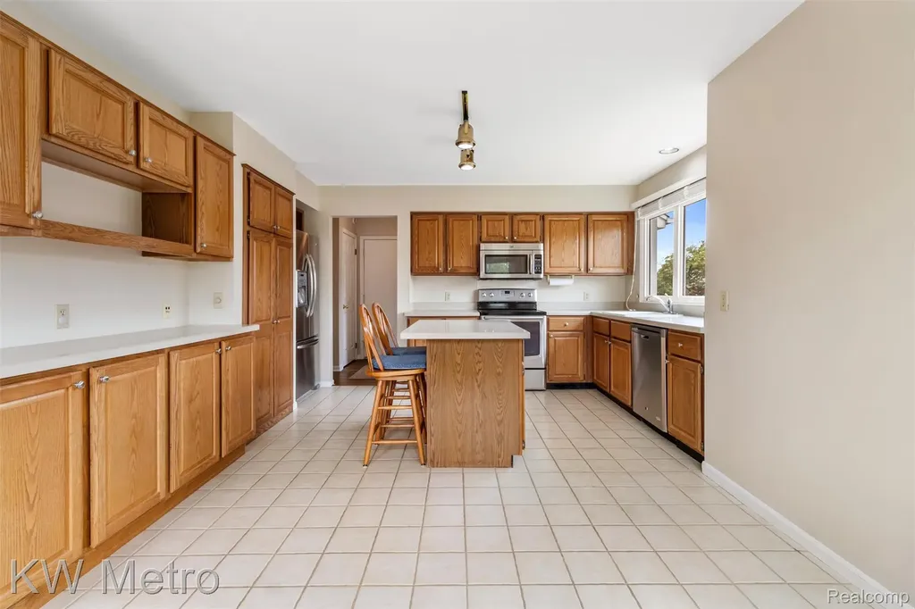 34721 Pembroke Avenue Livonia City MI 48152