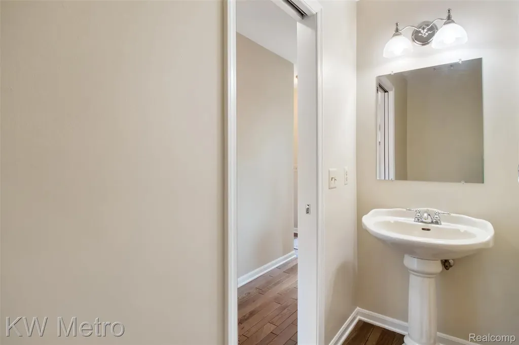 34721 Pembroke Avenue Livonia City MI 48152