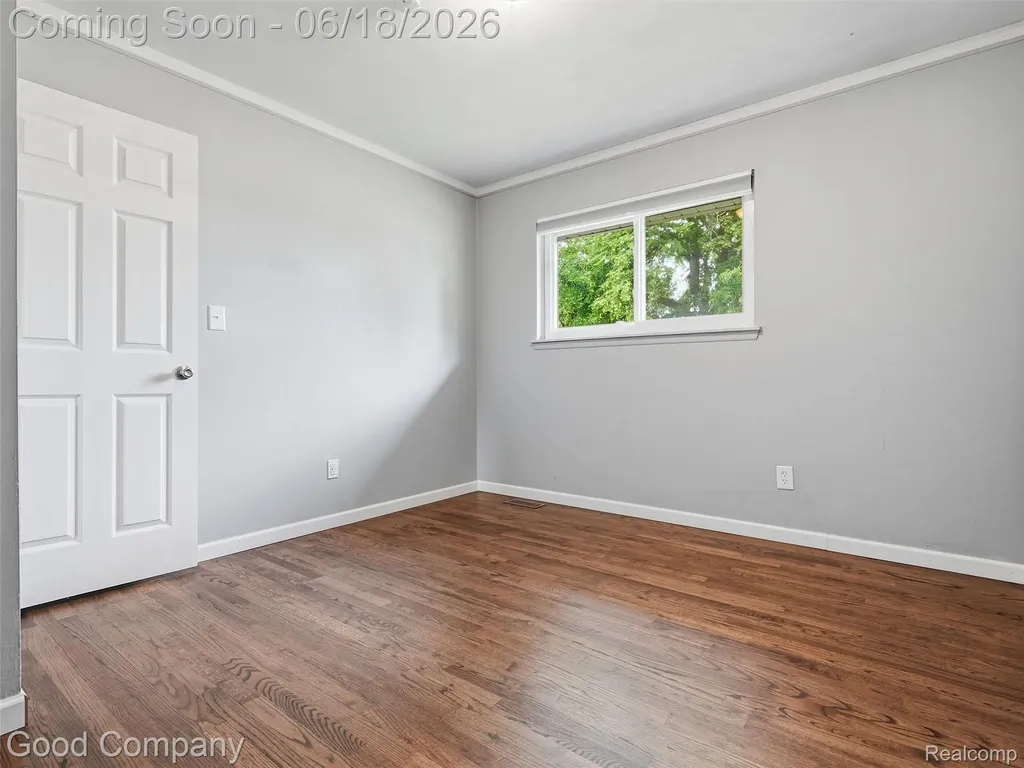 31506 Gardendale Drive Warren City MI 48088
