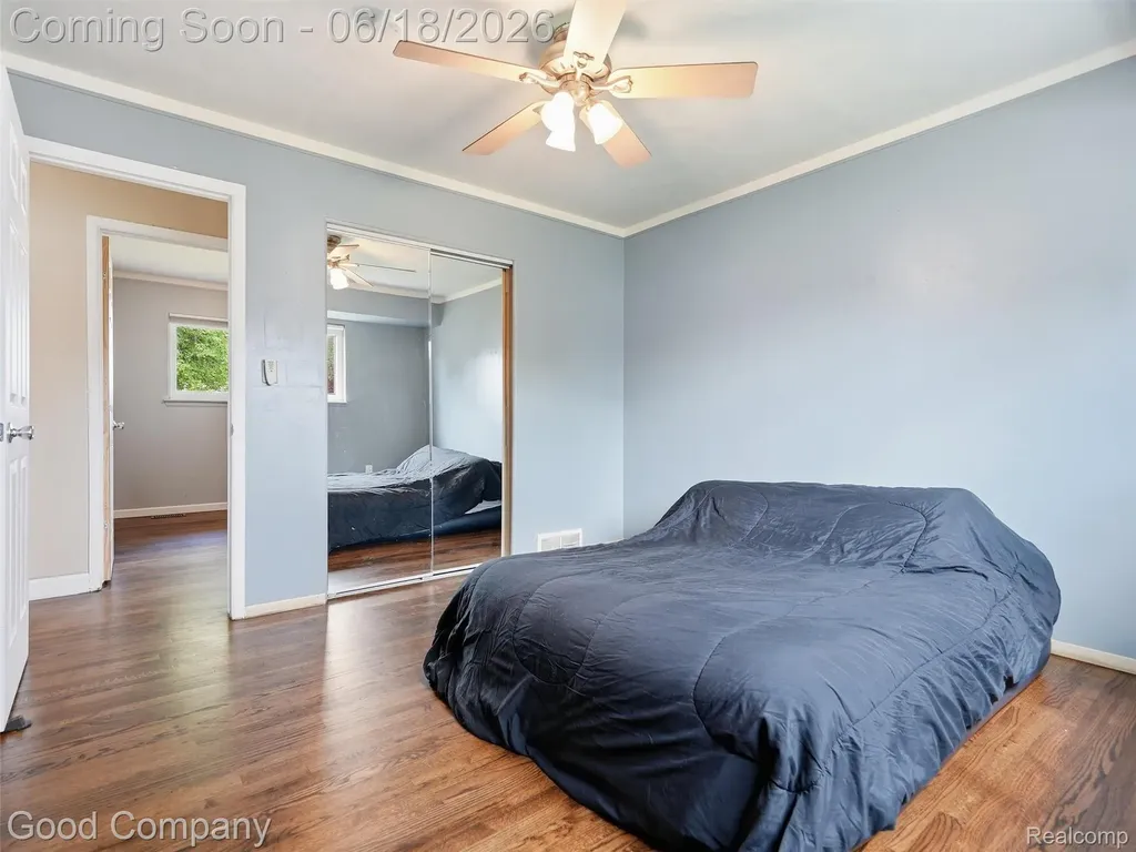 31506 Gardendale Drive Warren City MI 48088