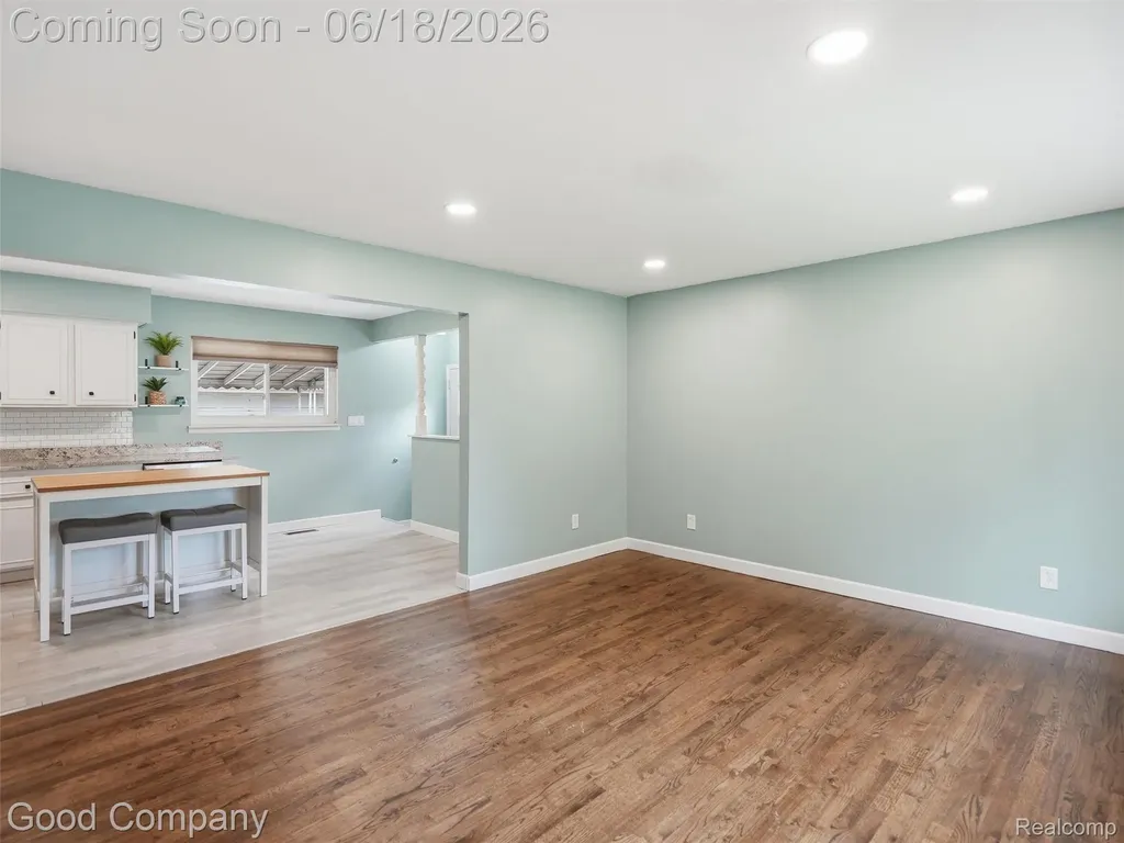 31506 Gardendale Drive Warren City MI 48088