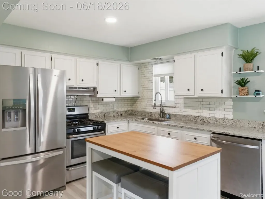 31506 Gardendale Drive Warren City MI 48088
