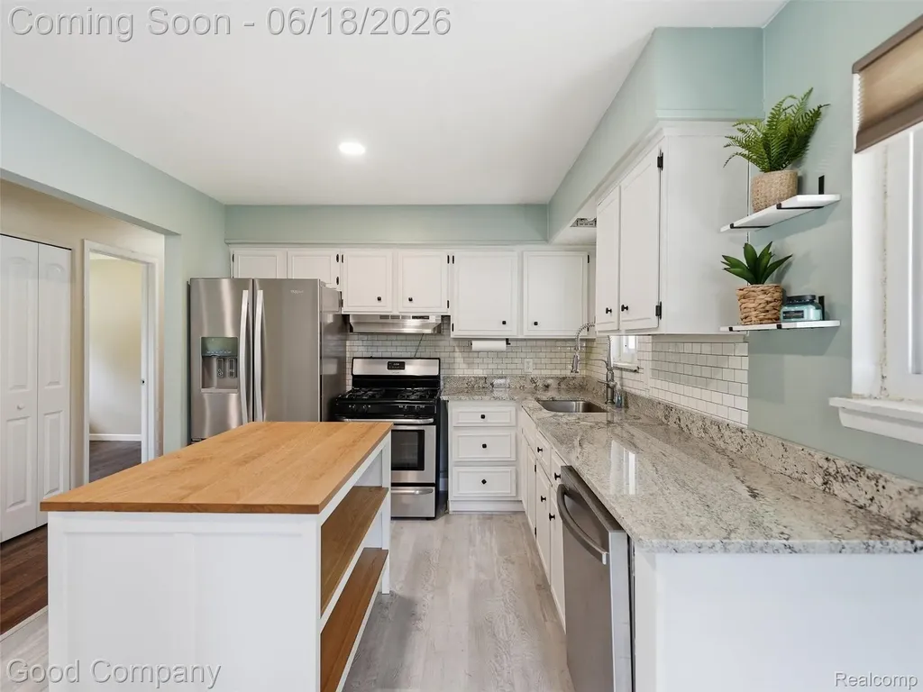 31506 Gardendale Drive Warren City MI 48088