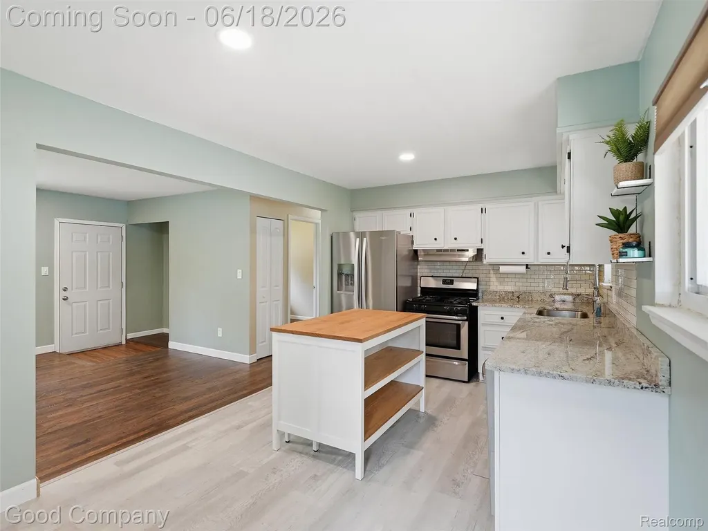 31506 Gardendale Drive Warren City MI 48088