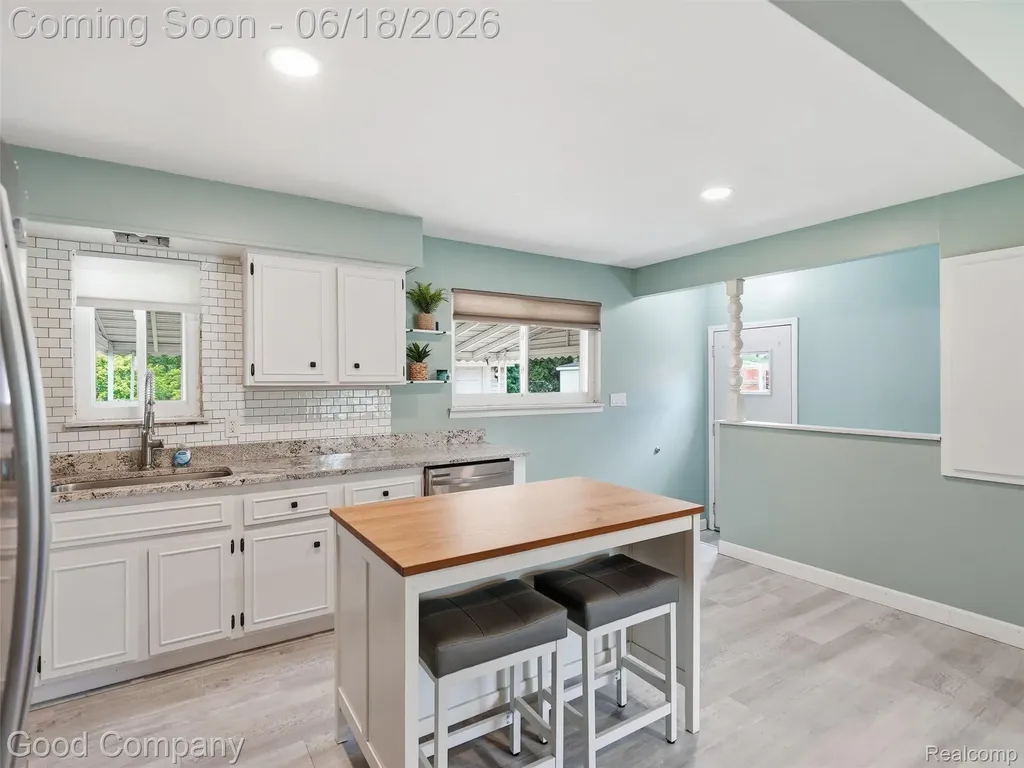 31506 Gardendale Drive Warren City MI 48088
