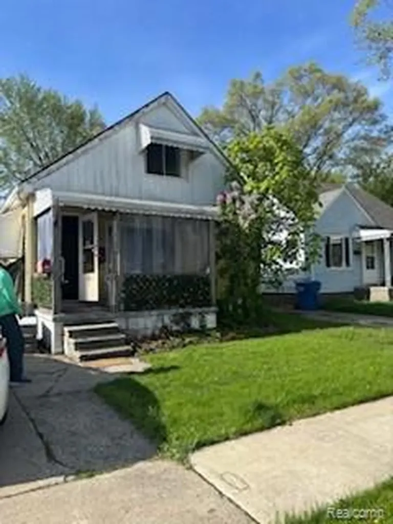 7204 Hudson Avenue Warren City MI 48091