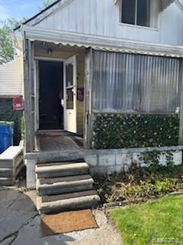 7204 Hudson Avenue Warren City MI 48091