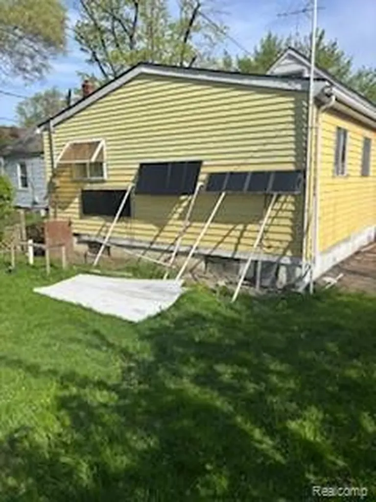 7204 Hudson Avenue Warren City MI 48091
