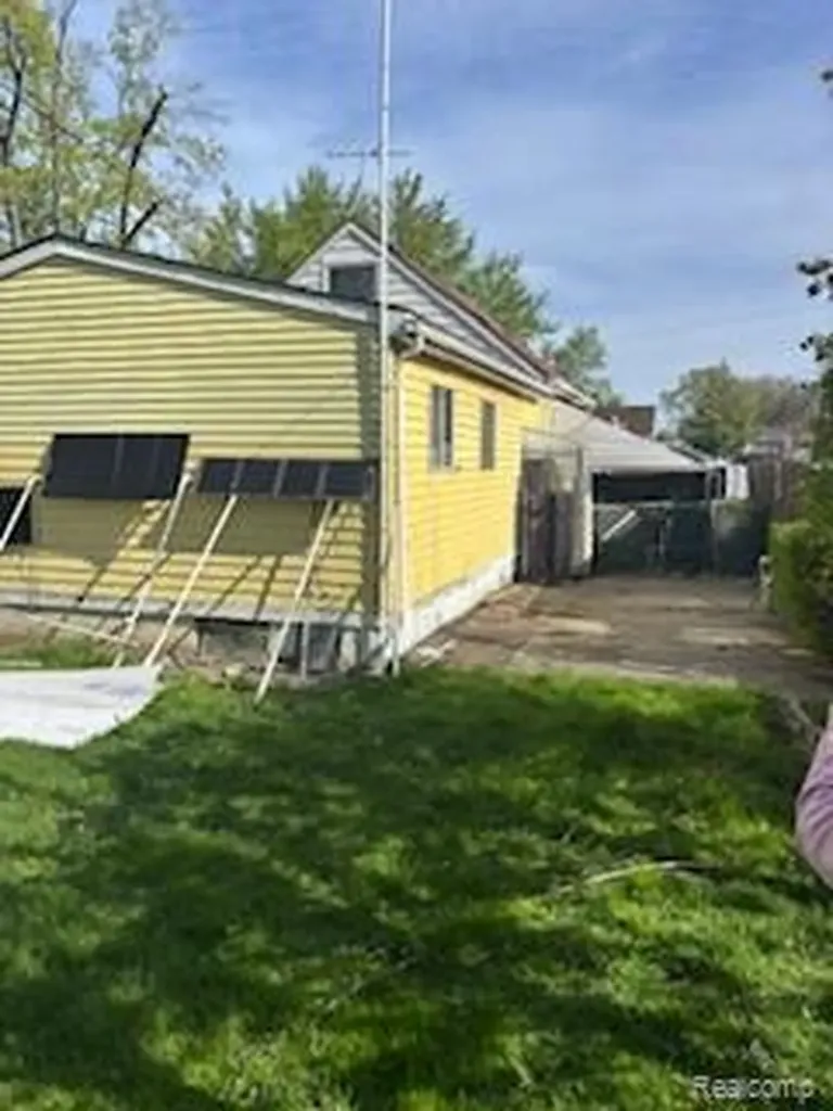 7204 Hudson Avenue Warren City MI 48091