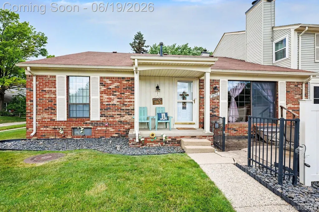 38748 Golfview Drive E Clinton Charter Township MI 48038