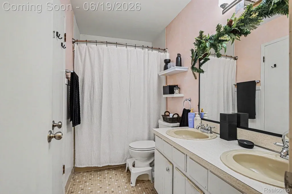 38748 Golfview Drive E Clinton Charter Township MI 48038