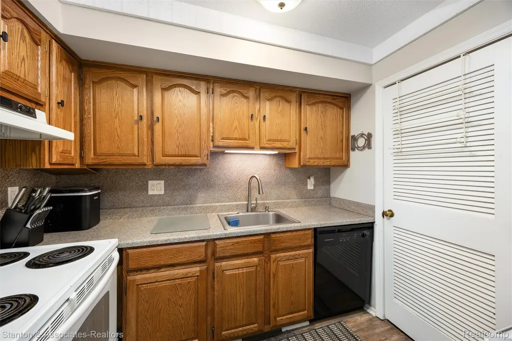 38718 Barnstable Lane Clinton Charter Township MI 48038